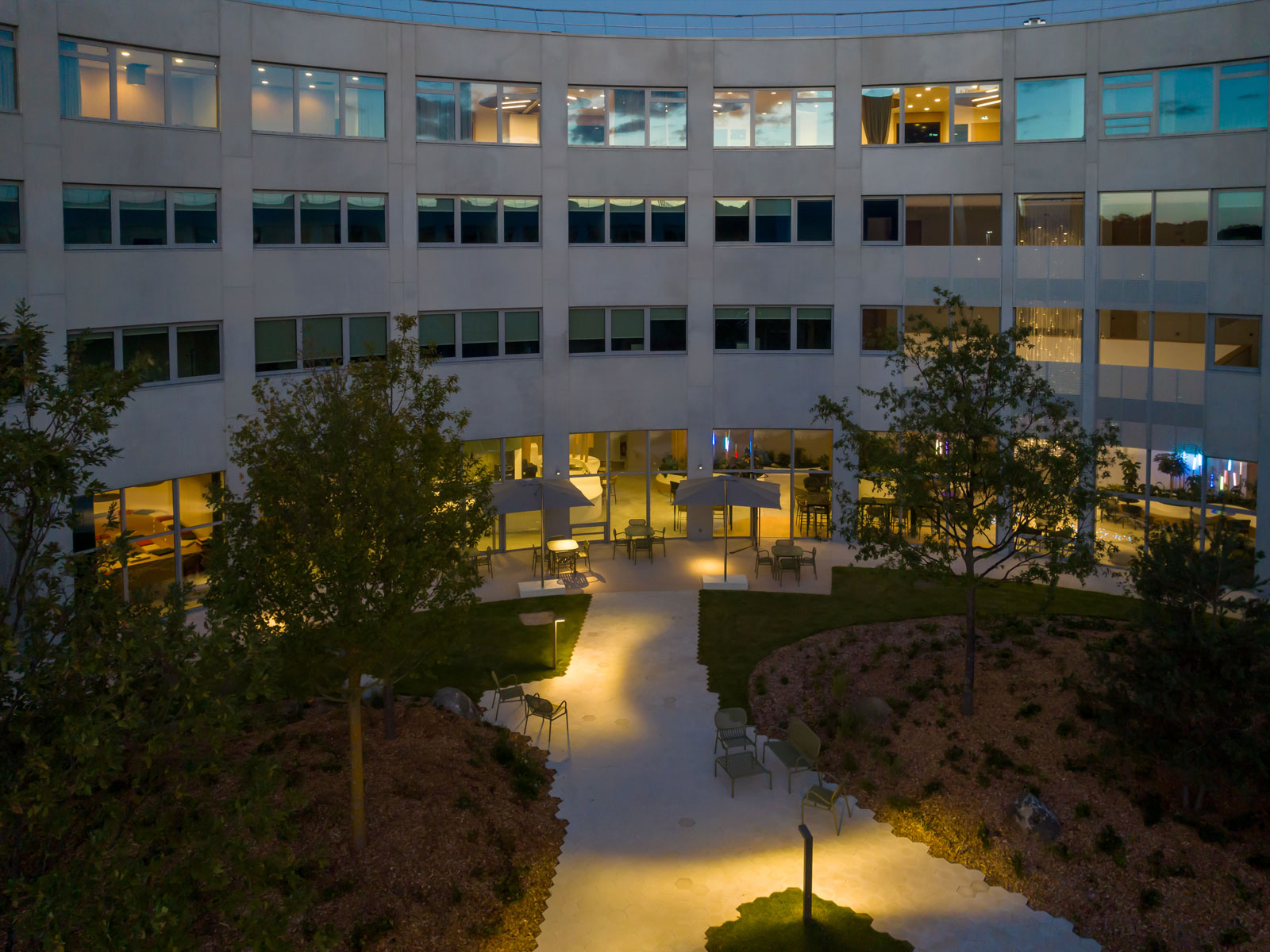 Photo de nuit de l'intérieur du bâtiment C80 New Periport d'Airbus à Cornebarrieu dans la ville de Toulouse
