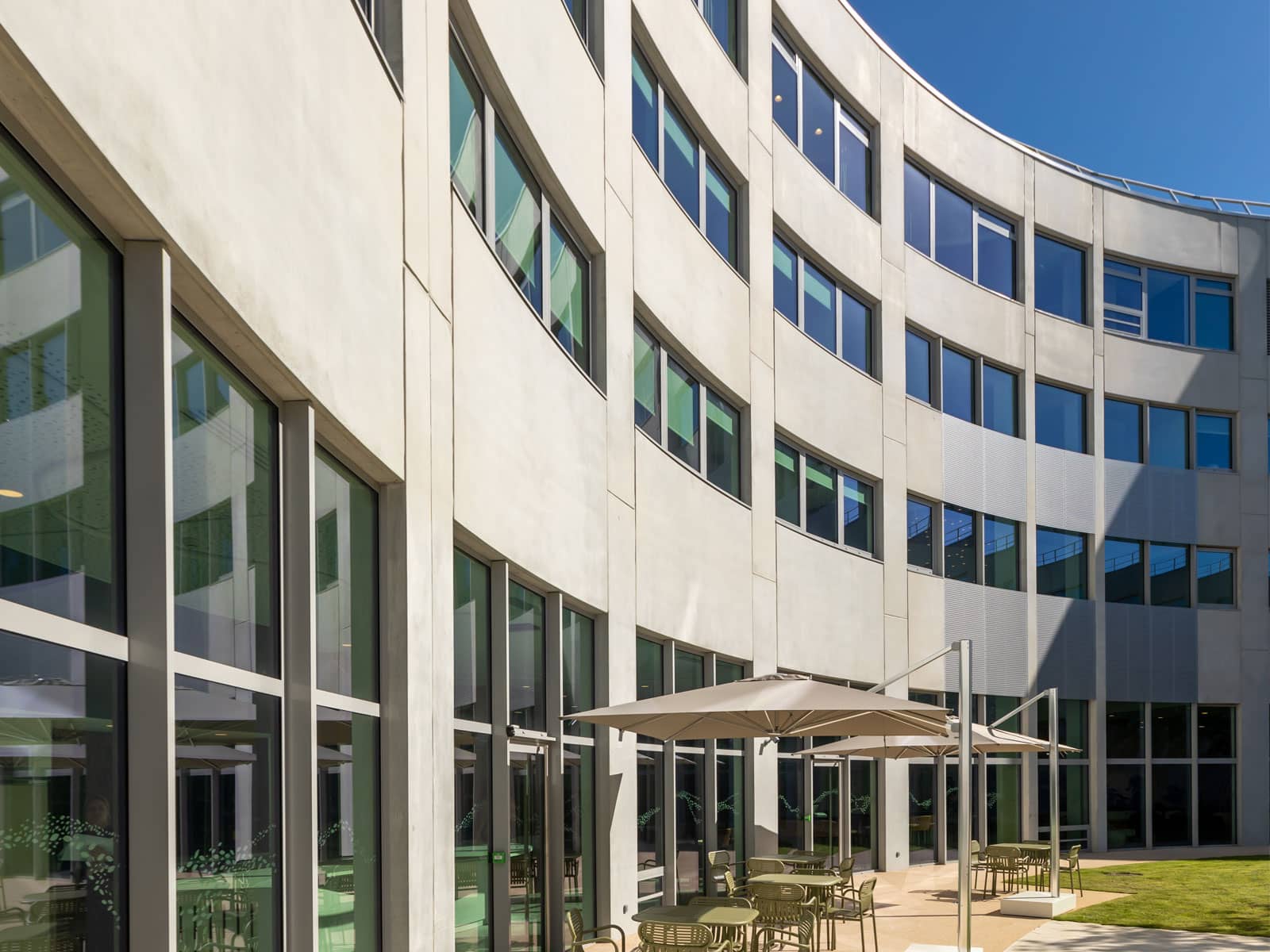 Gros plan des menuiseries extérieures avec vue de l'intérieur du bâtiment New-Periport à Blagnac