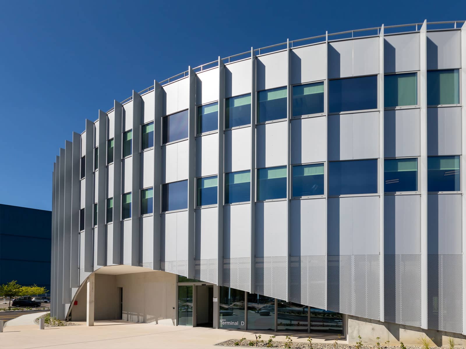 Façade et menuiseries extérieures du bâtiment Airbus NEW PERIPORT à Toulouse