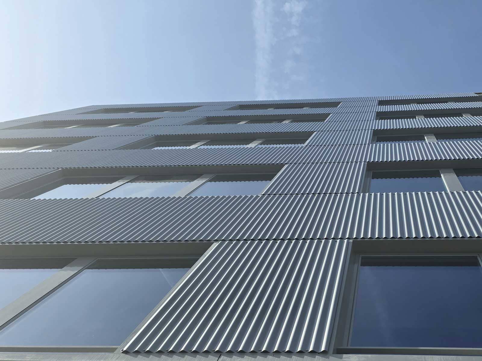 Détails de châssis en aluminium posés sur le bâtiment Aerocampus à Blagnac