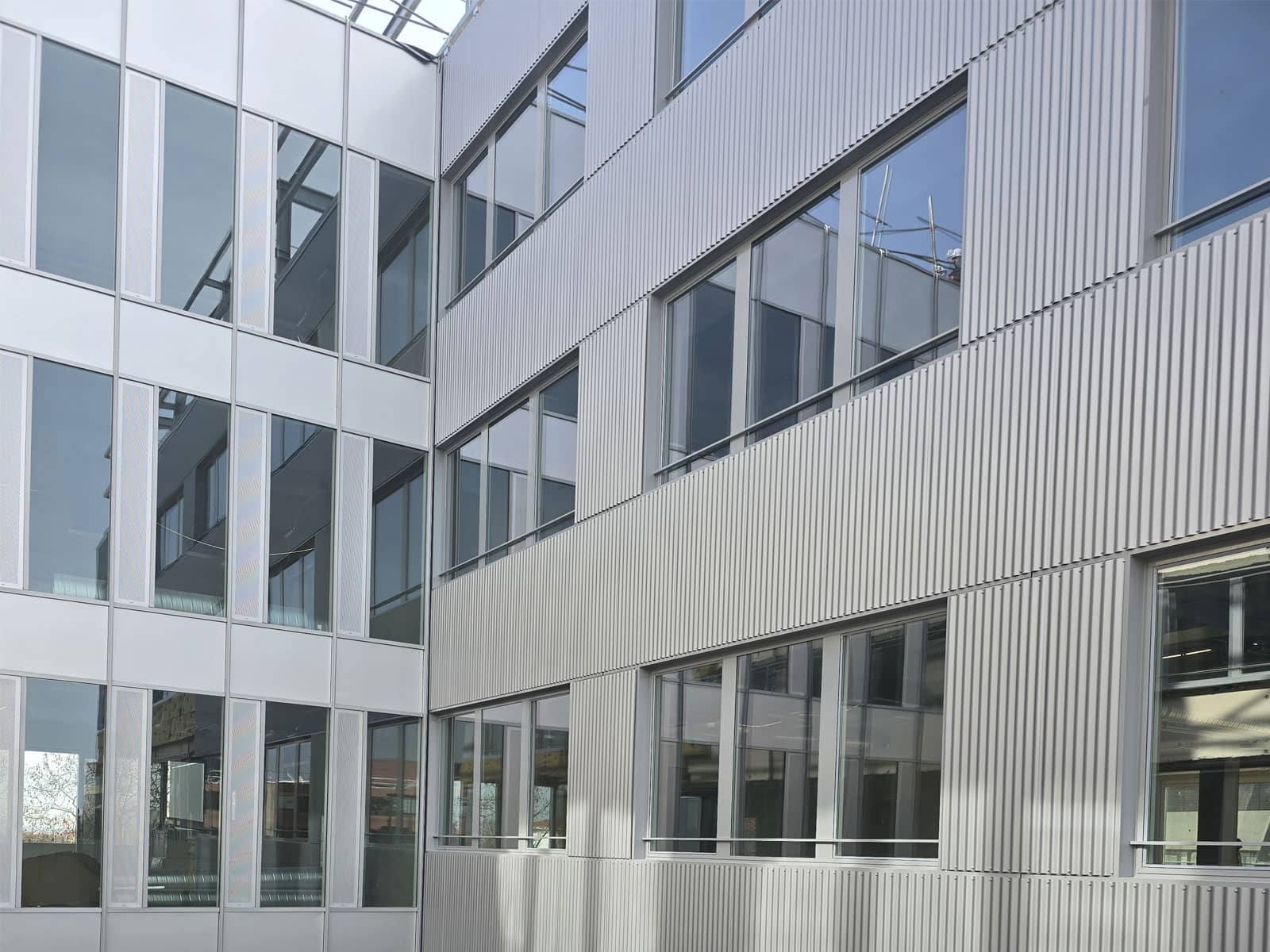 Détail de finition sur des fenêtres aluminium Aérocampus Blagnac