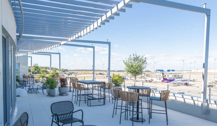 Brise soleil en aluminium posés sur terrasse extérieure