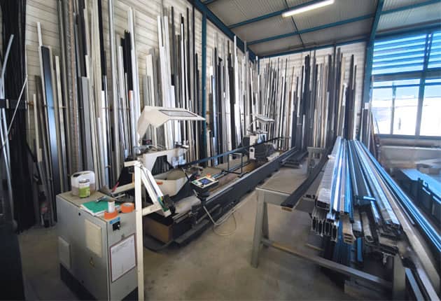 Stockage de profilés aluminium dans l'atelier de production de Gayrel SAS à Gaillac