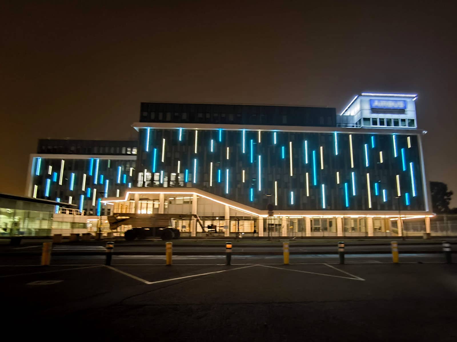 Photo de nuit du bâtiment b21 à Blagnac avec éclairage et mise en avant de la façade en alu