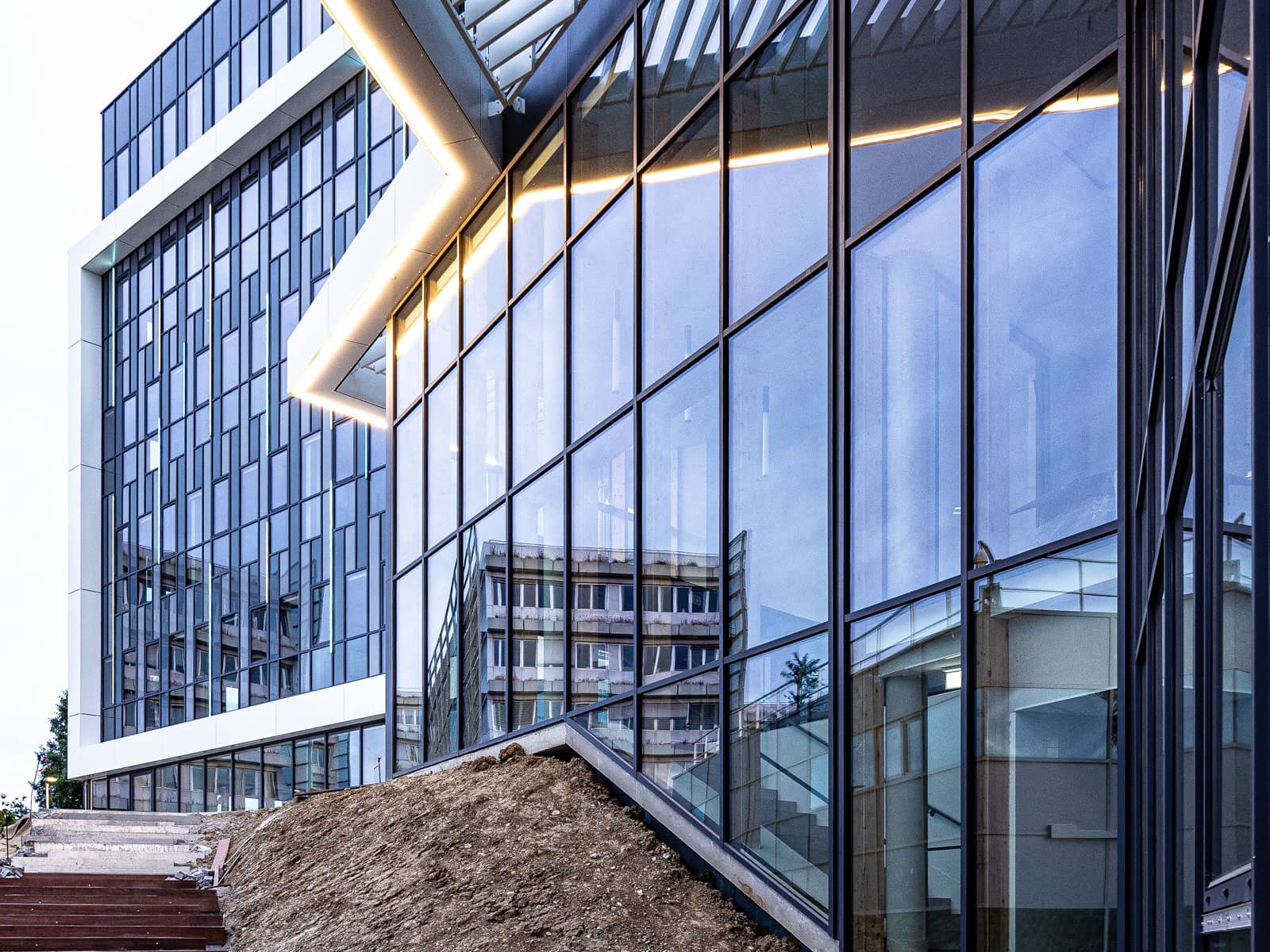 Détail d'un mur rideau en aluminium bâtiment b21 Airbus à Blagnac