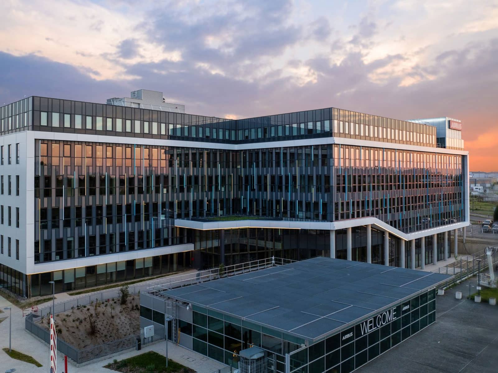 Vue d'ensemble du Bâtiment Airbus b21 à Blagnac réalisé en menuiserie extérieur façade aluminium
