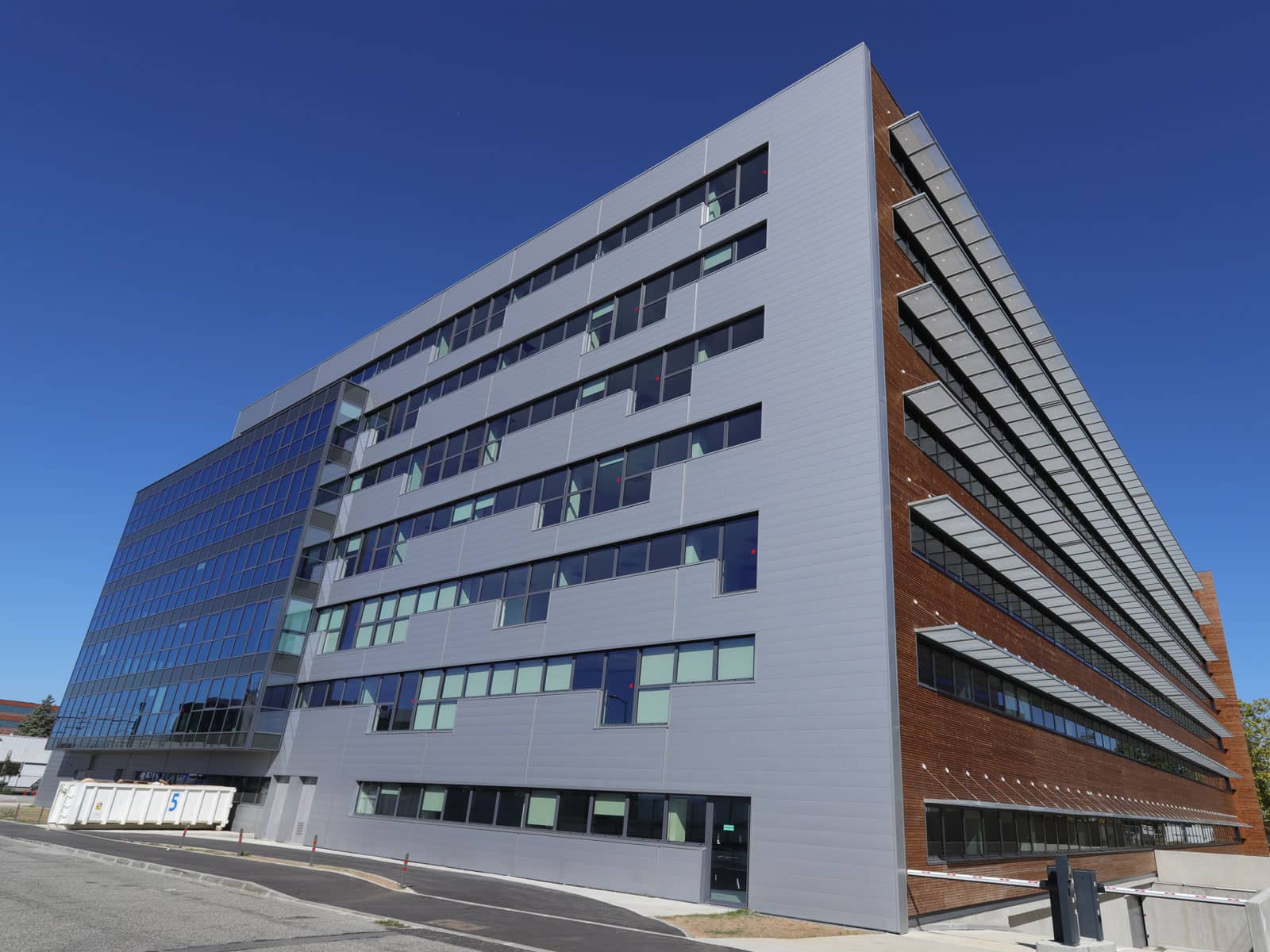 Mur rideaux en aluminium des bureaux Landing Blagnac