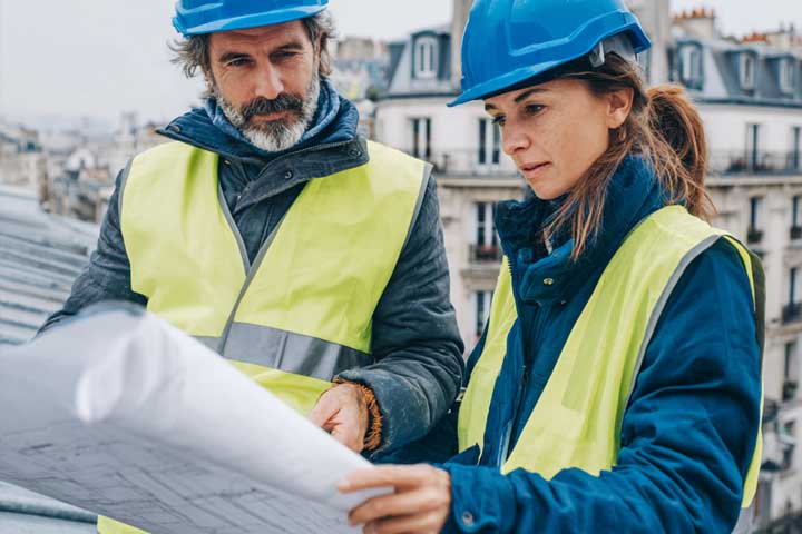 Suivi de chantier avec lecture de plans par l’équipe encadrante