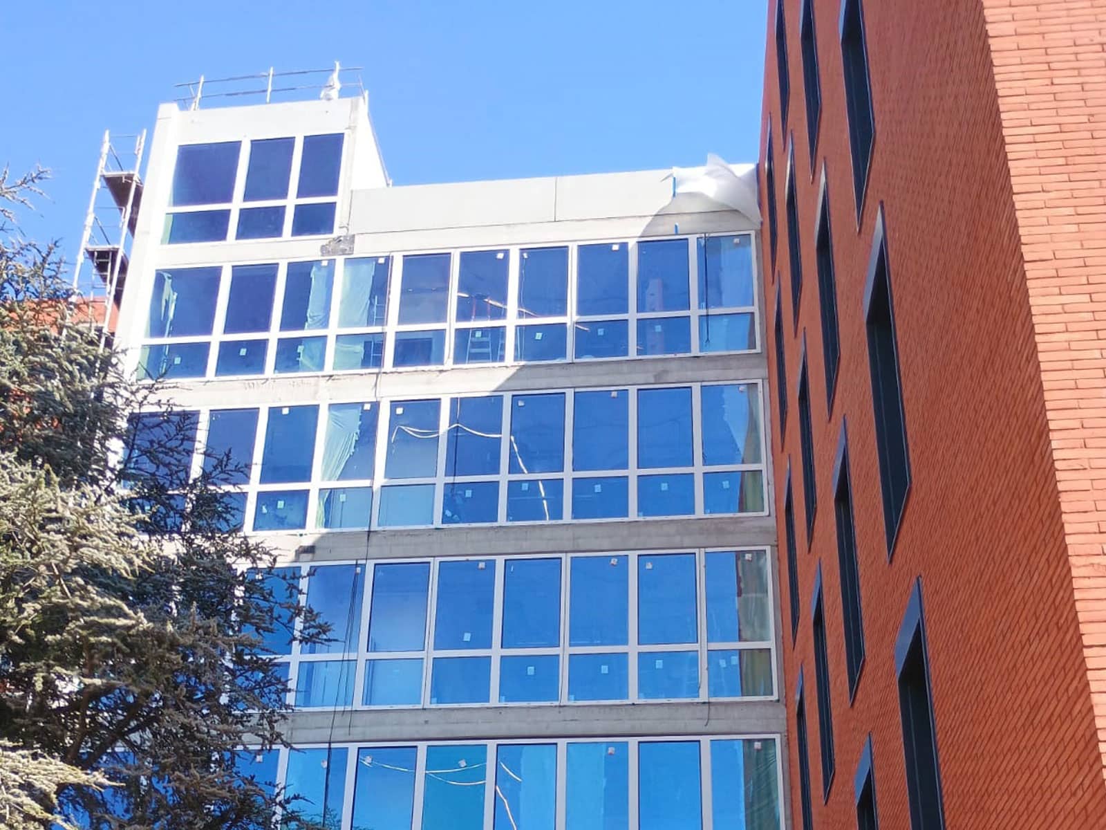 Façade en aluminium sur bâtiment Claystone moderne et respectueux de l’environnement