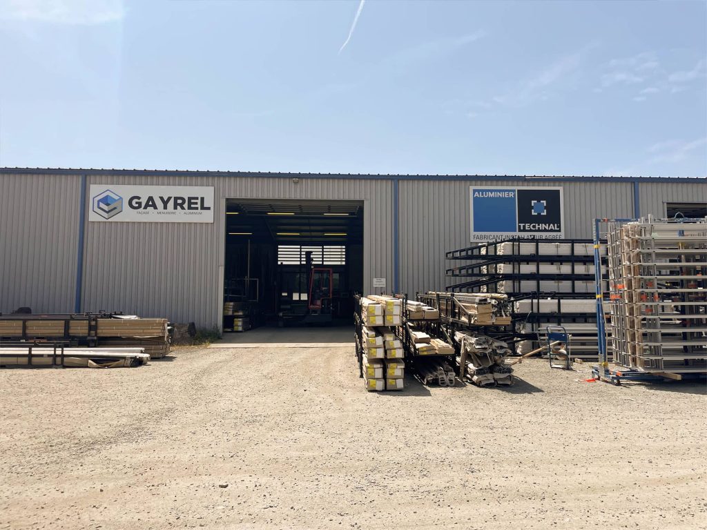 Vue de l'extérieur de l'entreprise Gayrel à Gaillac spécialisée en conception fabrication et installation de menuiserie alu