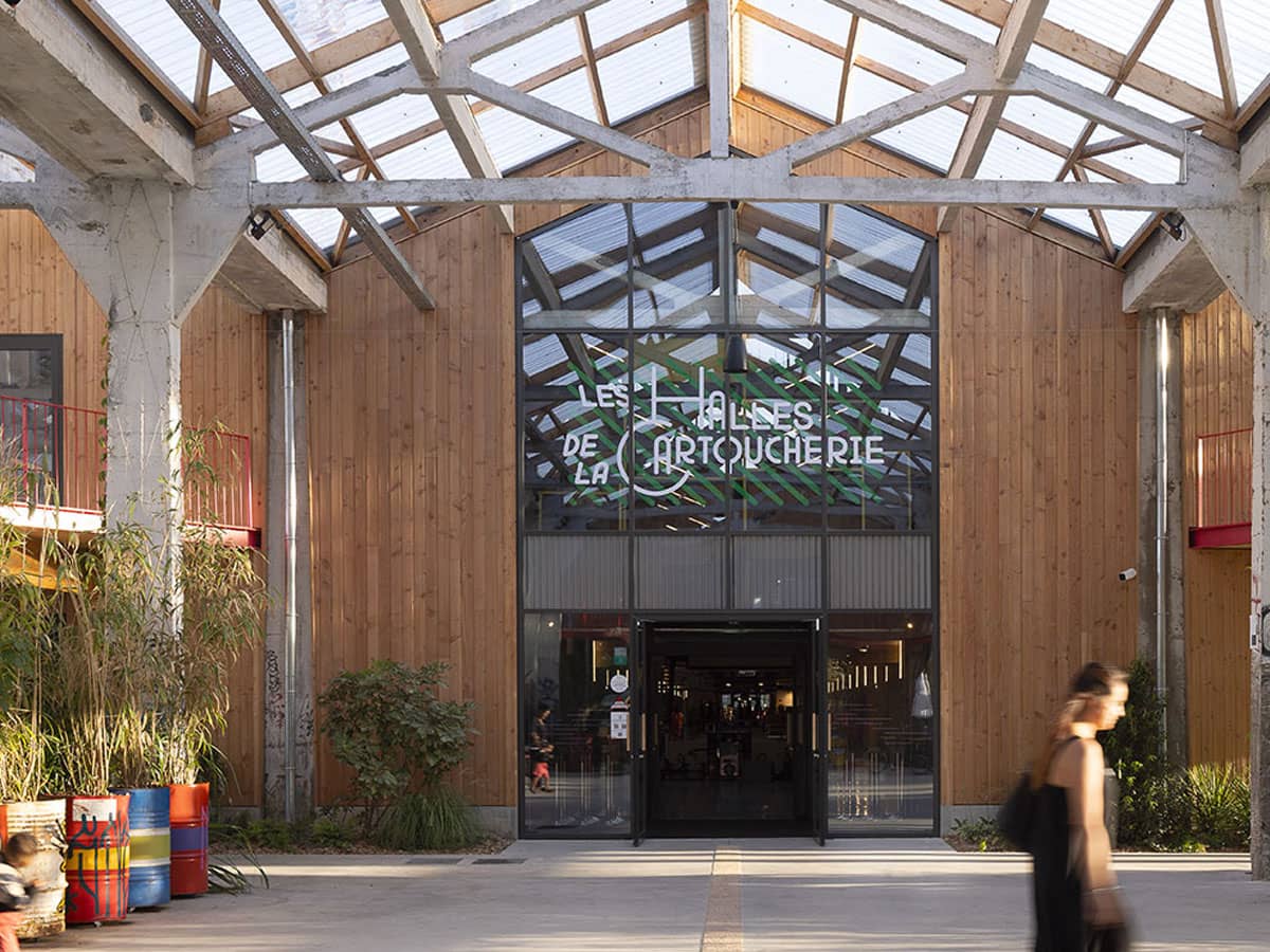 Porte en aluminium avec mur rideau de l'entrée des Halles de la Cartoucherie à Toulouse