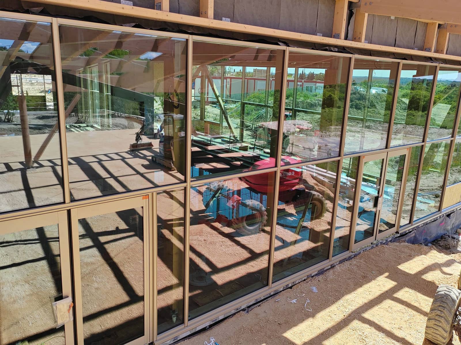 Vue d’ensemble du chantier de la piscine de Uzès avec menuiseries aluminium en cours d’installation